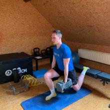 Cedric Nuytinck aan het werk in zijn fitnesskamer.