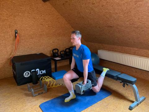 Cedric Nuytinck aan het werk in zijn fitnesskamer.