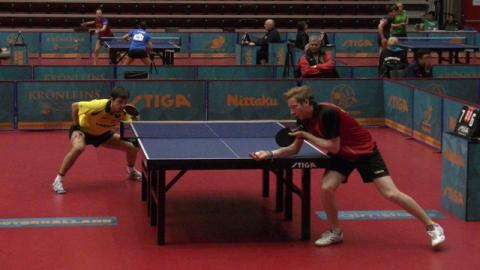 Robin Devos in actie tegen Timo Boll